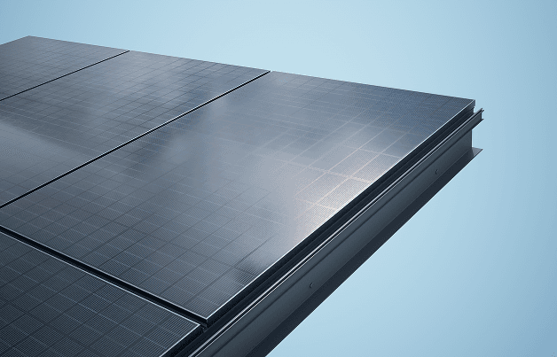 Carportul poate fi echipat cu Panouri Fotovoltaice Luxor bifaciale pentru o producție de energie verde superioară